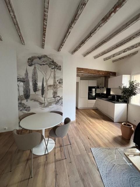 Charme historique en plein coeur de la ville Apartment in L'Isle-sur-la-Sorgue