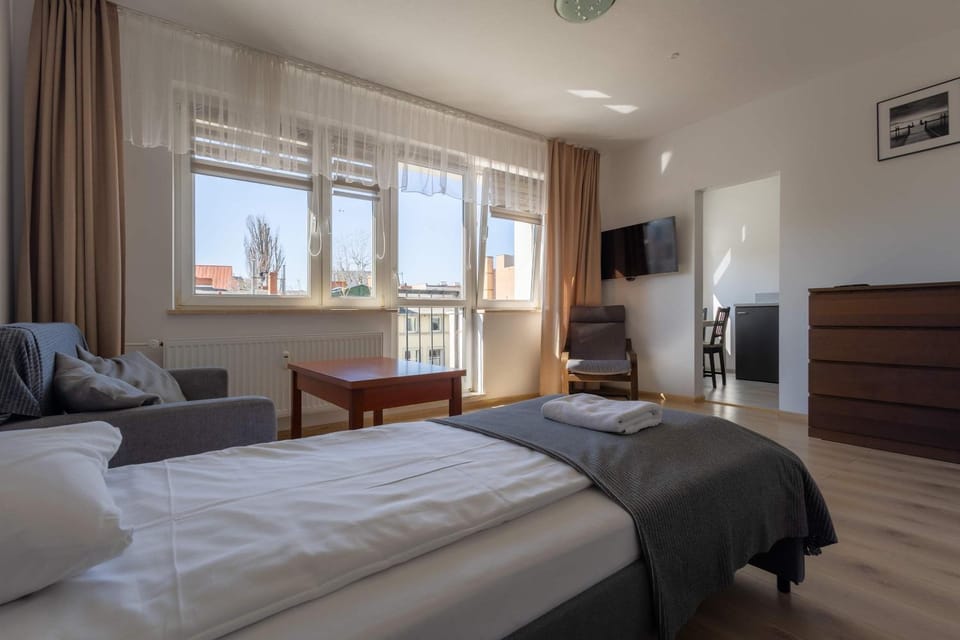 Bed, TV and multimedia, Photo of the whole room, Seating area, Evening entertainment