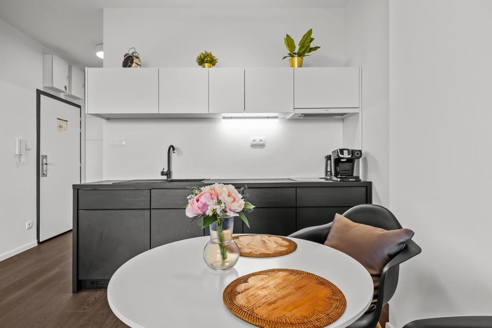 Kitchen or kitchenette, Dining area, stove