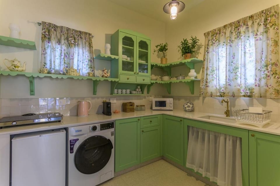 SÀWĀ Joury 1BR Rosy Apt with Bathtub in Mar Mikhael Apartment in Africa