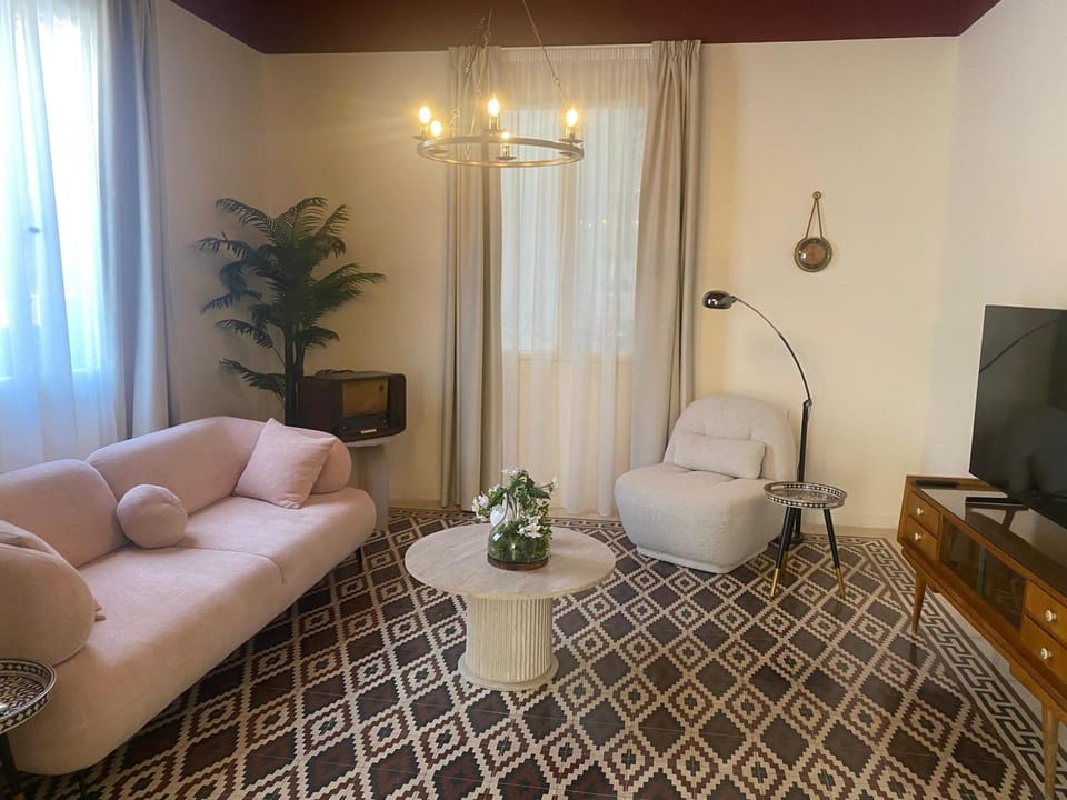 SÀWĀ Joury 1BR Rosy Apt with Bathtub in Mar Mikhael Apartment in Africa