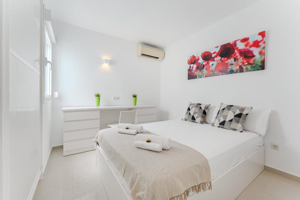 Bed, Photo of the whole room, Bedroom, towels, wardrobe, air conditioner