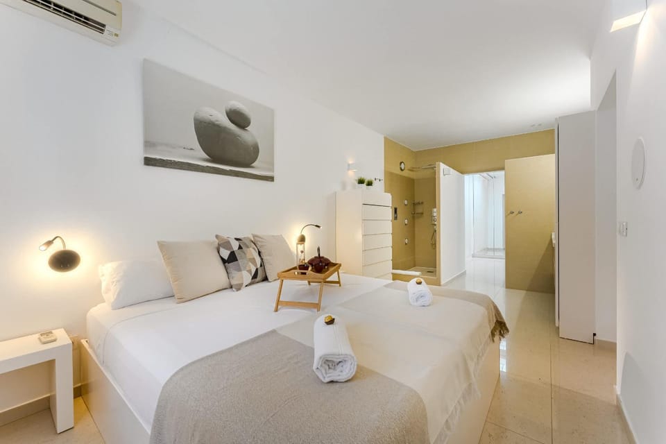 Bed, Bathroom, Living room, Photo of the whole room, Bedroom, towels, air conditioner