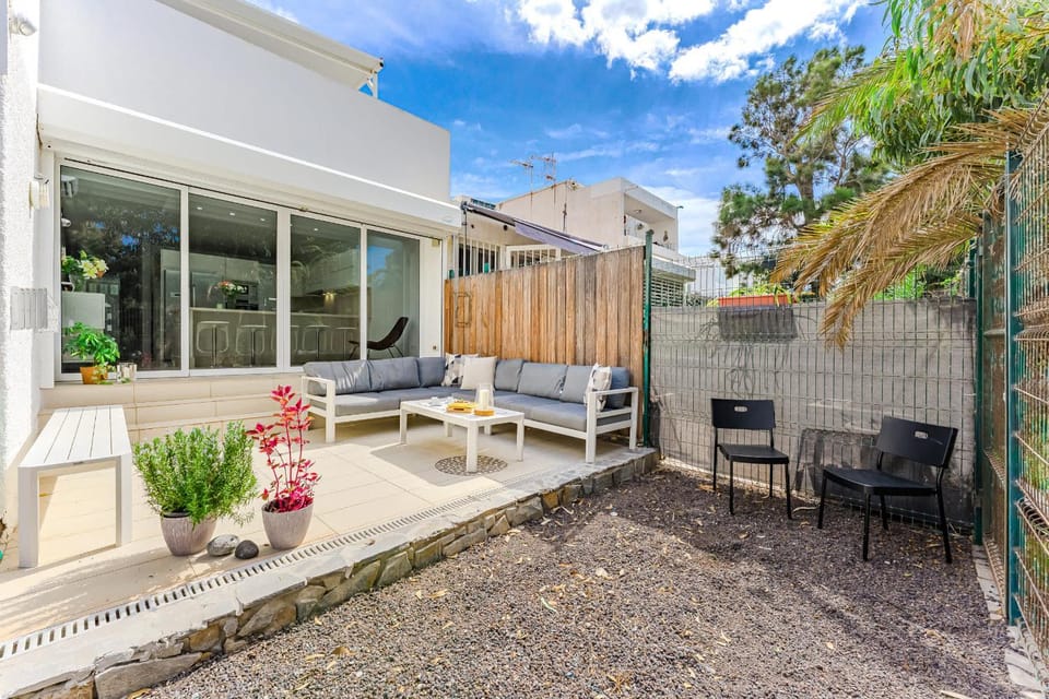 Property building, Patio, Day, Garden, Garden, Balcony/Terrace, Garden view