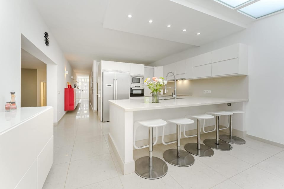 Coffee/tea facilities, Kitchen or kitchenette, Dining area, dishwasher, oven, toaster, air conditioner
