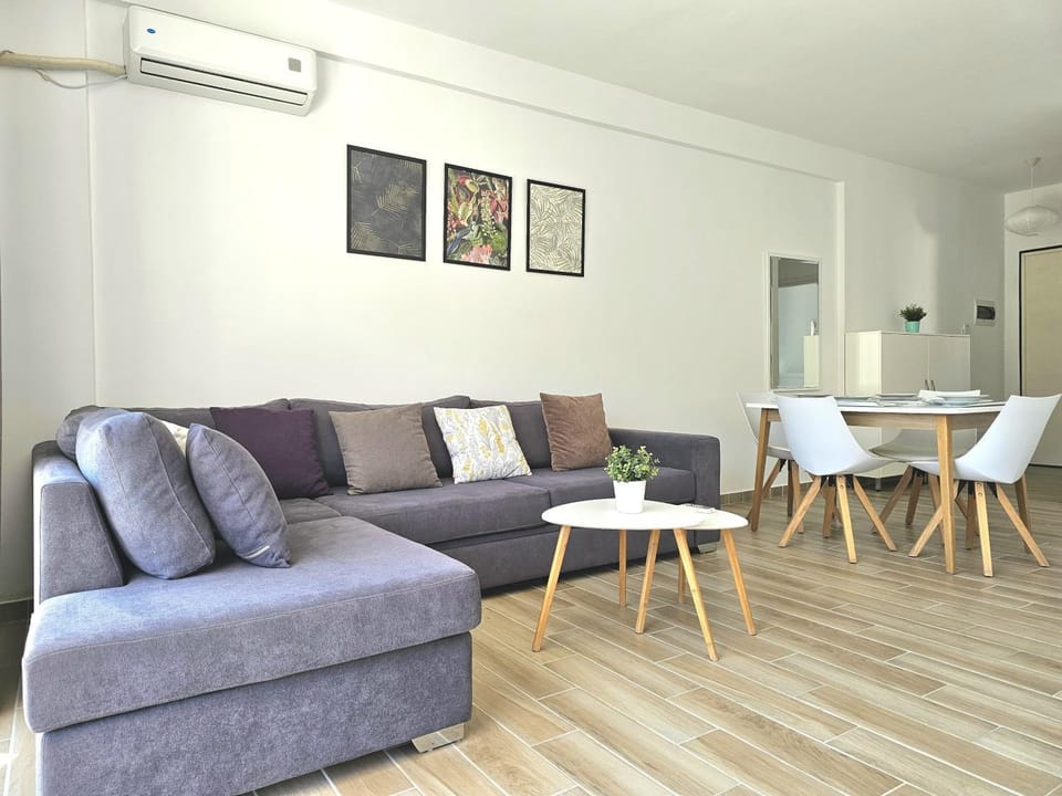 Living room, Seating area, Dining area, air conditioner