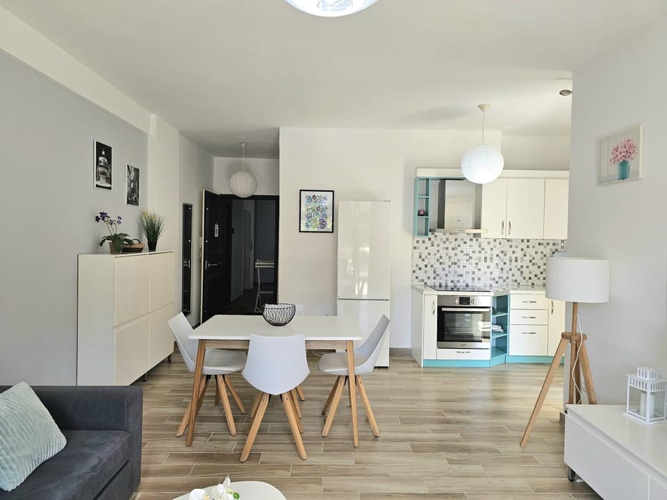 Kitchen or kitchenette, Seating area, Dining area
