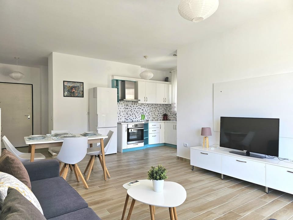 TV and multimedia, Kitchen or kitchenette, Living room, Seating area, Dining area