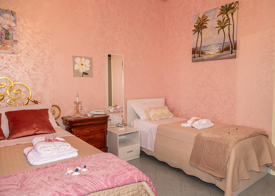 Photo of the whole room, Bedroom, towels