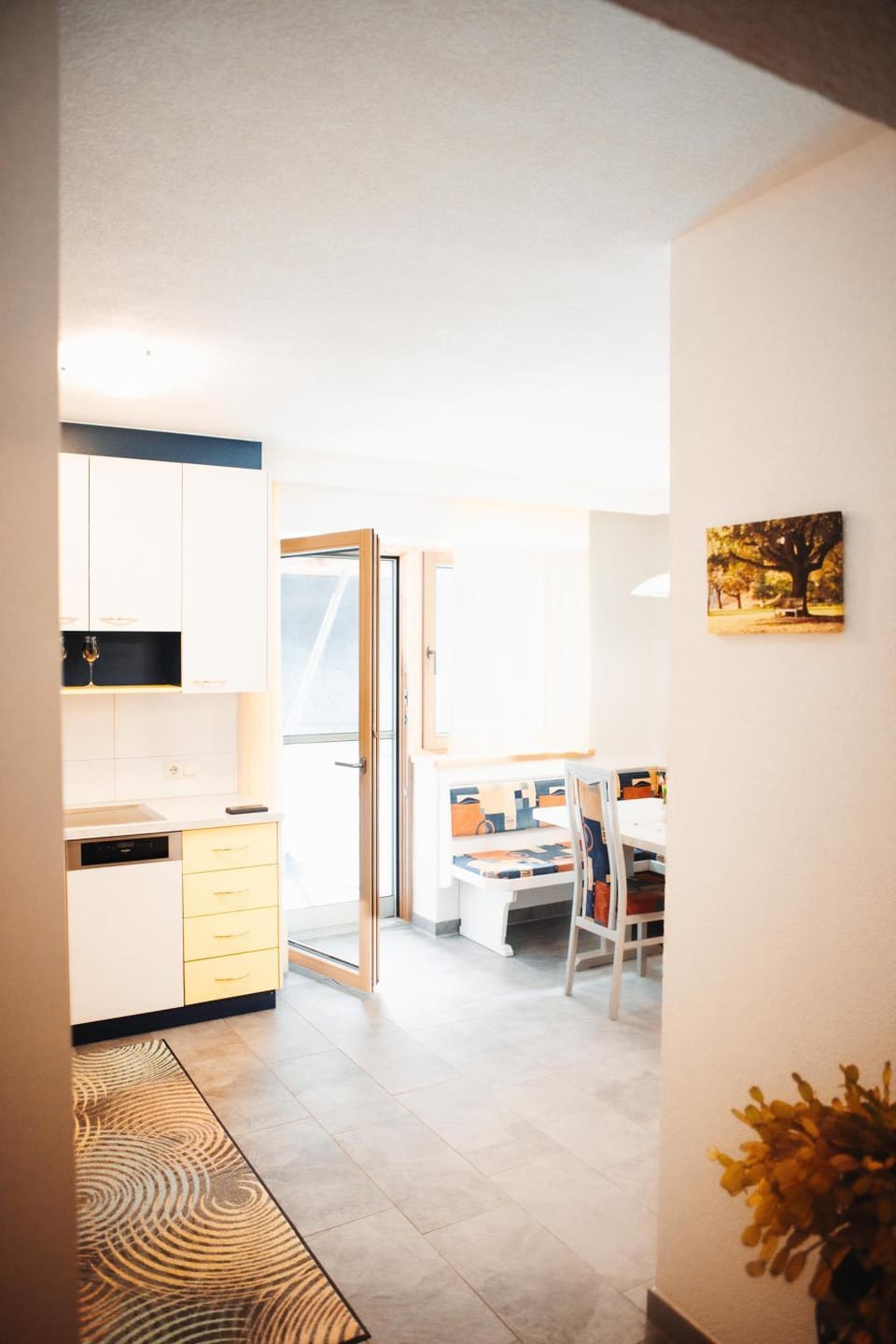 Kitchen or kitchenette, Dining area