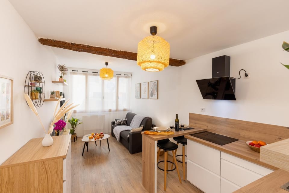 TV and multimedia, Kitchen or kitchenette, Living room, Seating area, Dining area