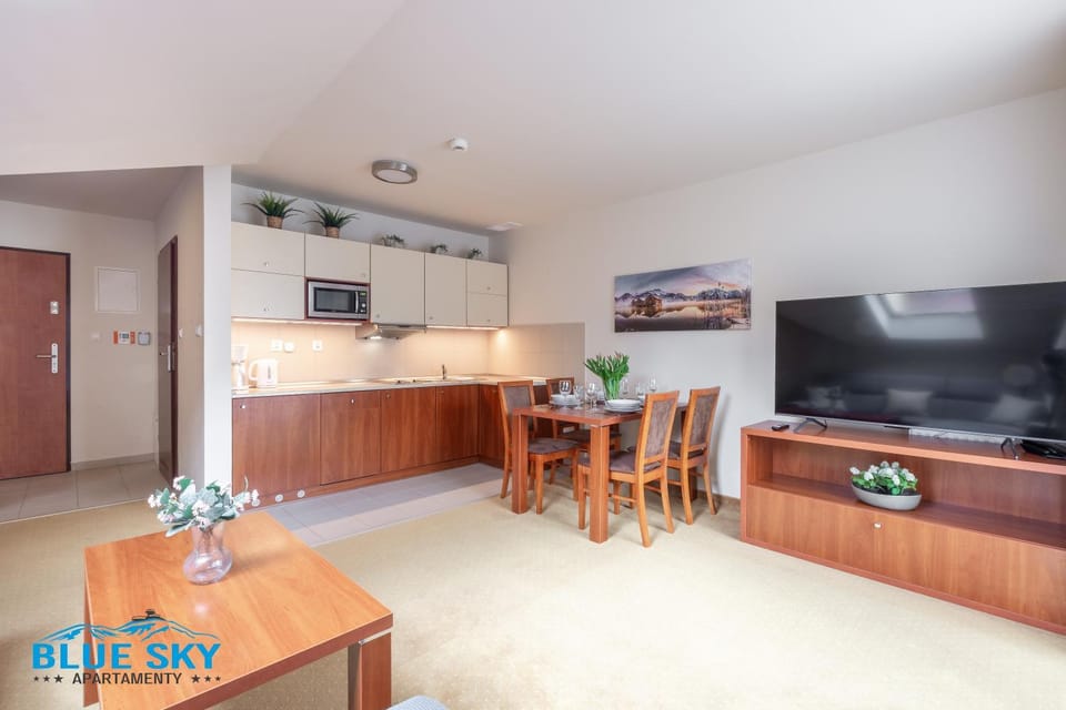 TV and multimedia, Kitchen or kitchenette, Living room, Seating area