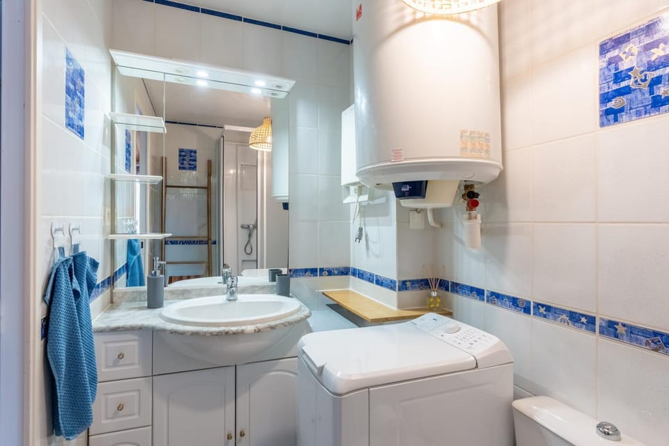 Shower, Toilet, Bathroom, towels, washing machine