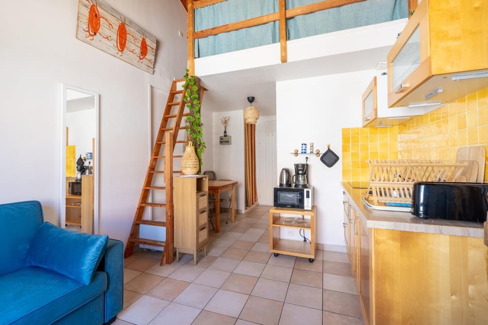 Kitchen or kitchenette, Living room
