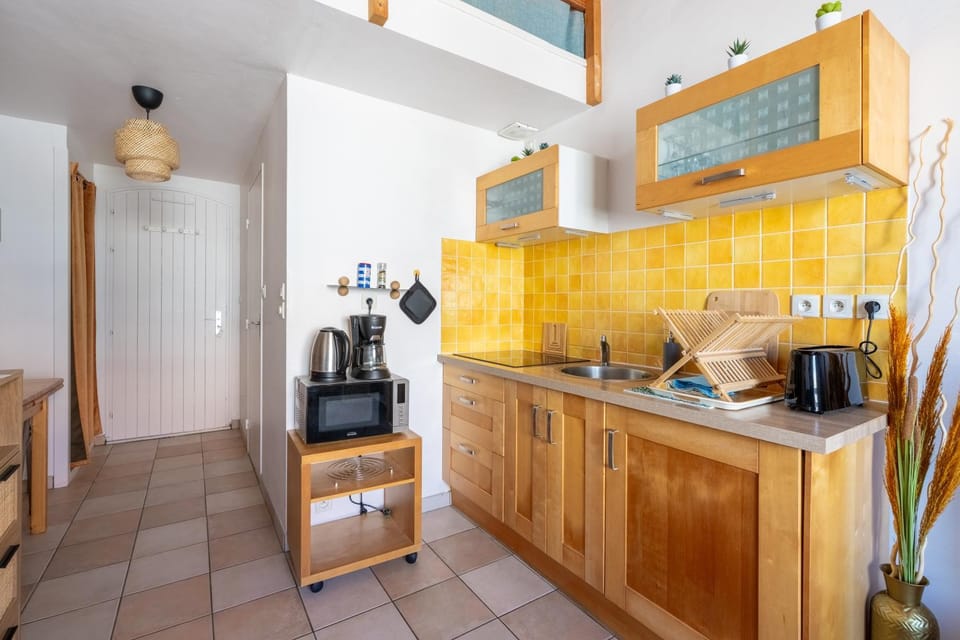 Coffee/tea facilities, Kitchen or kitchenette, oven, stove, toaster