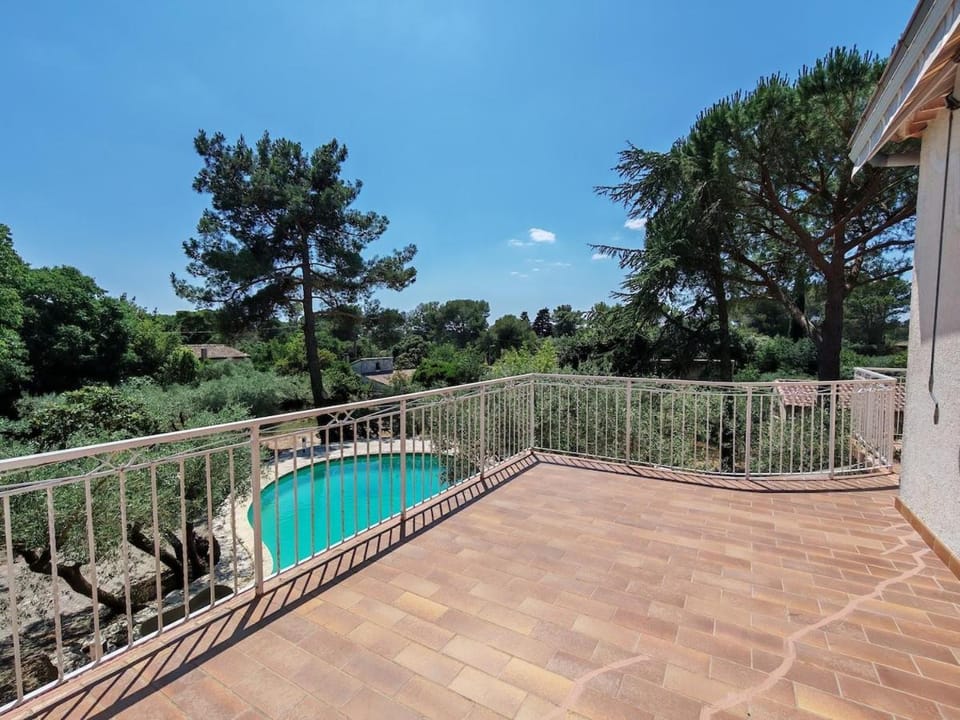 Soleil, cigales & piscine dans les hauts de Nîmes House in Nimes