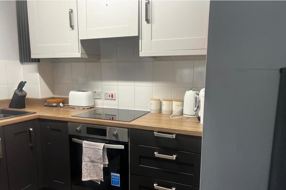 Coffee/tea facilities, Kitchen or kitchenette, dishwasher, stove, toaster