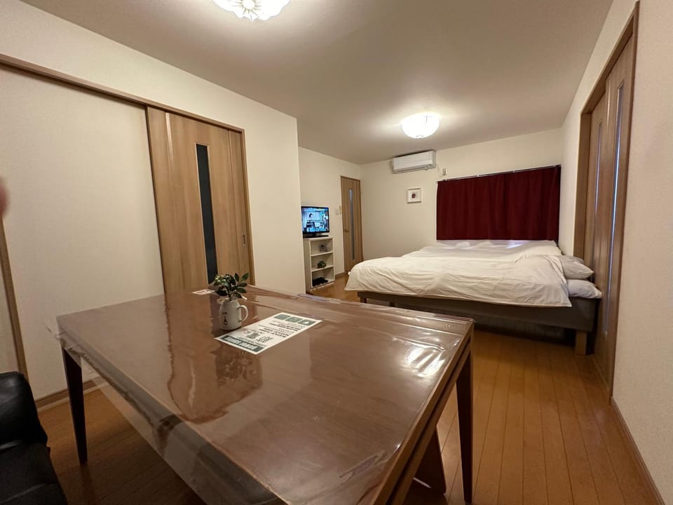 Bed, TV and multimedia, Bedroom