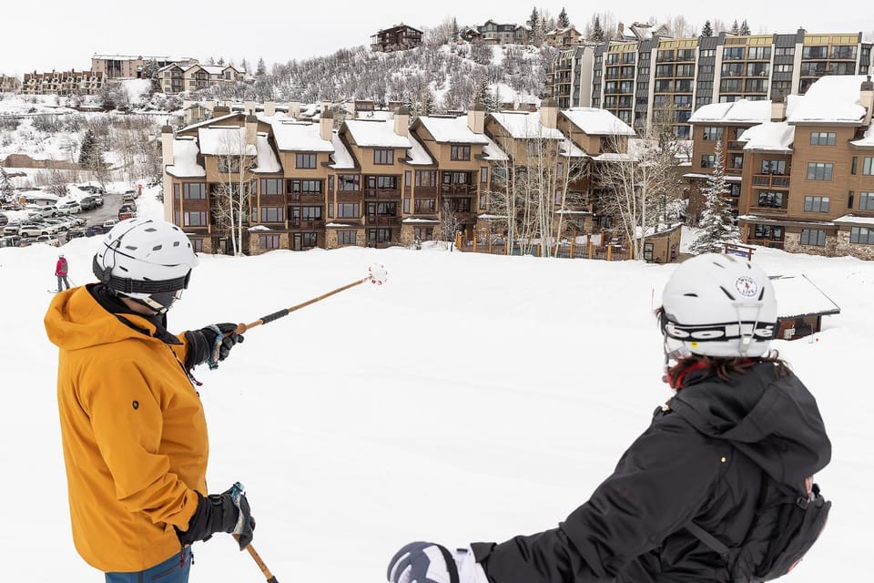 Property building, Day, People, Neighbourhood, Natural landscape, Winter, Skiing, Guests, Parking