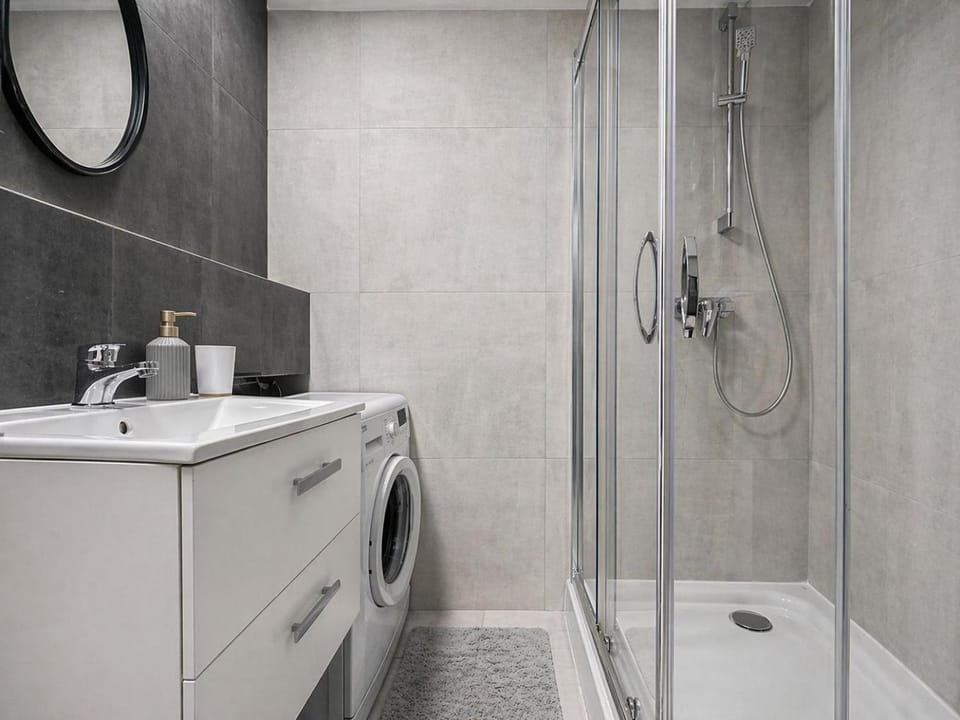Shower, Bathroom, towels, washing machine