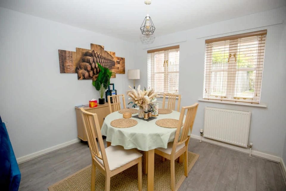 Seating area, Dining area