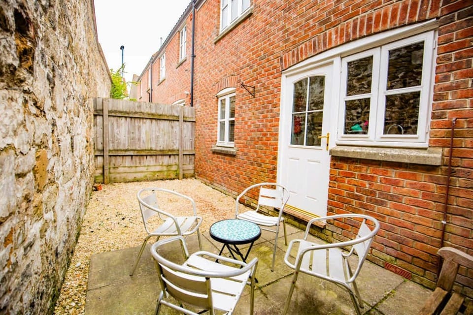 Property building, Patio, Day, Dining area