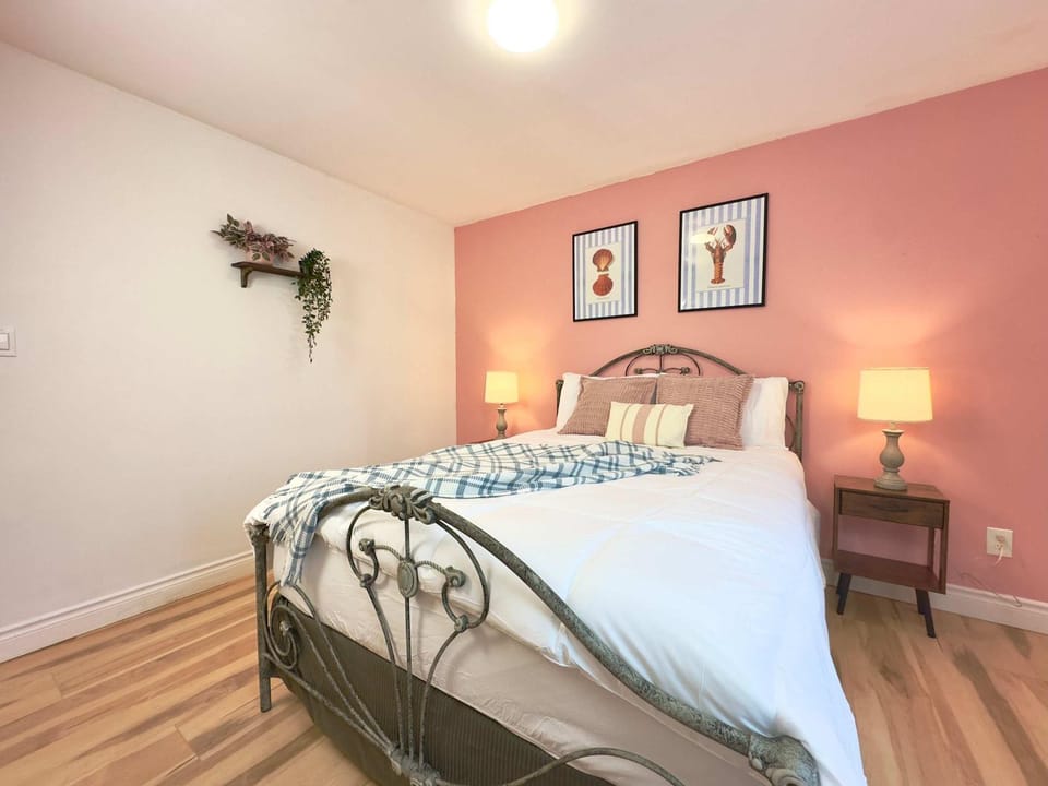 Bright Private Room in Large Home in Port Colborne Apartment in Port Colborne