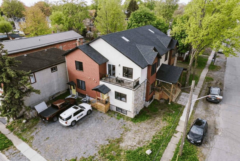 Bright Private Room in Large Home in Port Colborne Apartment in Port Colborne