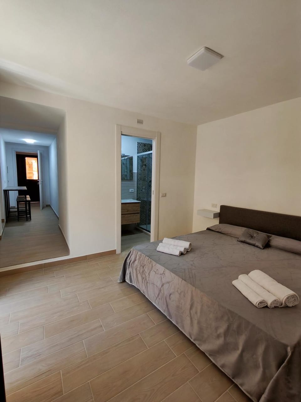 Bed, Photo of the whole room, Bedroom, towels