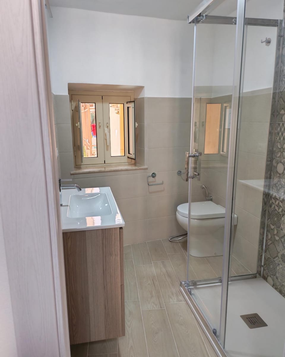 Shower, Toilet, Bathroom, towels
