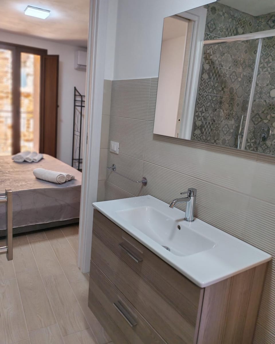 Bed, Bathroom, Photo of the whole room, Bedroom, Bath, towels