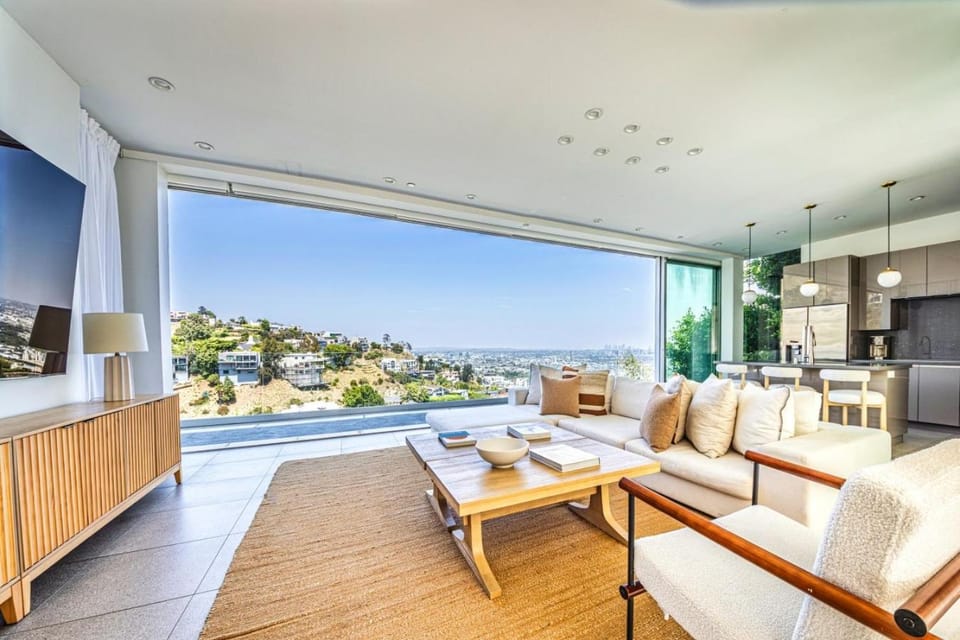 Villa with Infinity Pool WestHollywood Hills Villa in Beverly Hills