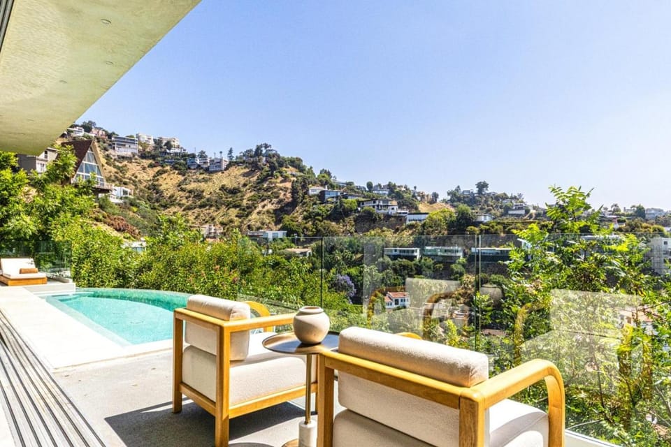 Villa with Infinity Pool WestHollywood Hills Villa in Beverly Hills