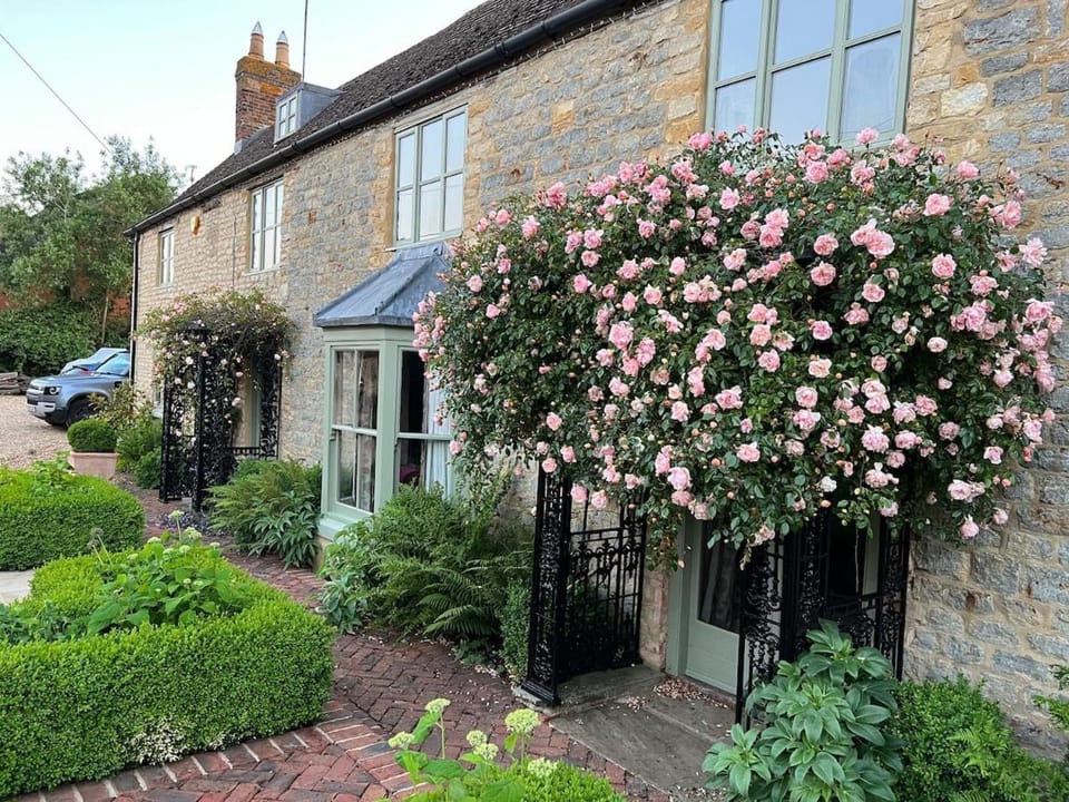 Beautiful Period Home with Heated Pool House in Aylesbury Vale