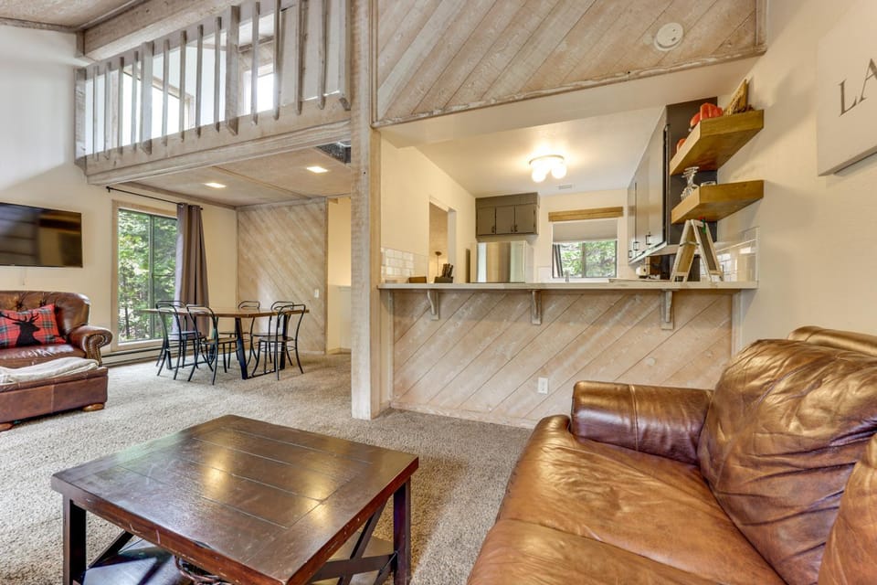 2 Mi to Dorabella Cove: Dog-Friendly Townhouse! House in Shaver Lake