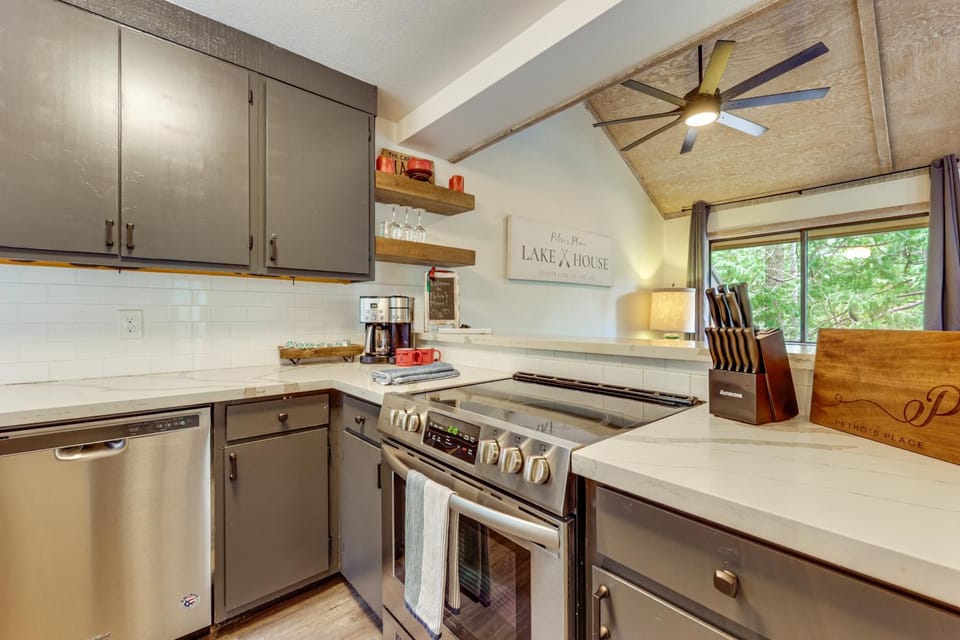 2 Mi to Dorabella Cove: Dog-Friendly Townhouse! House in Shaver Lake