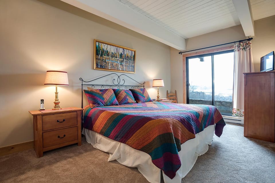 Bed, Day, View (from property/room), Bedroom, Mountain view, furniture, wardrobe