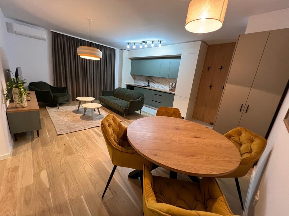 TV and multimedia, Kitchen or kitchenette, Living room, Seating area, air conditioner