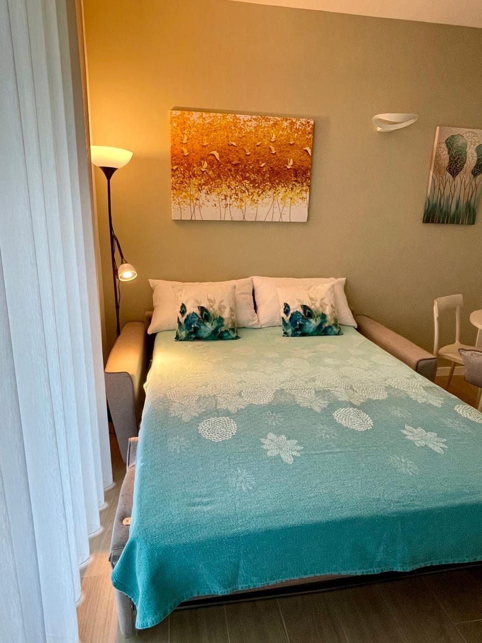Bed, Living room