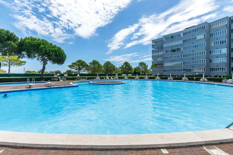 Property building, Day, Pool view, Swimming pool, Swimming pool, sunbed