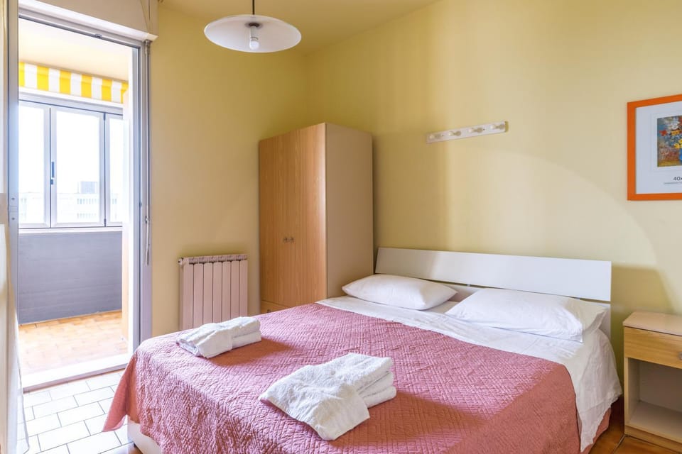 Bed, Photo of the whole room, Bedroom, internet, towels, wardrobe
