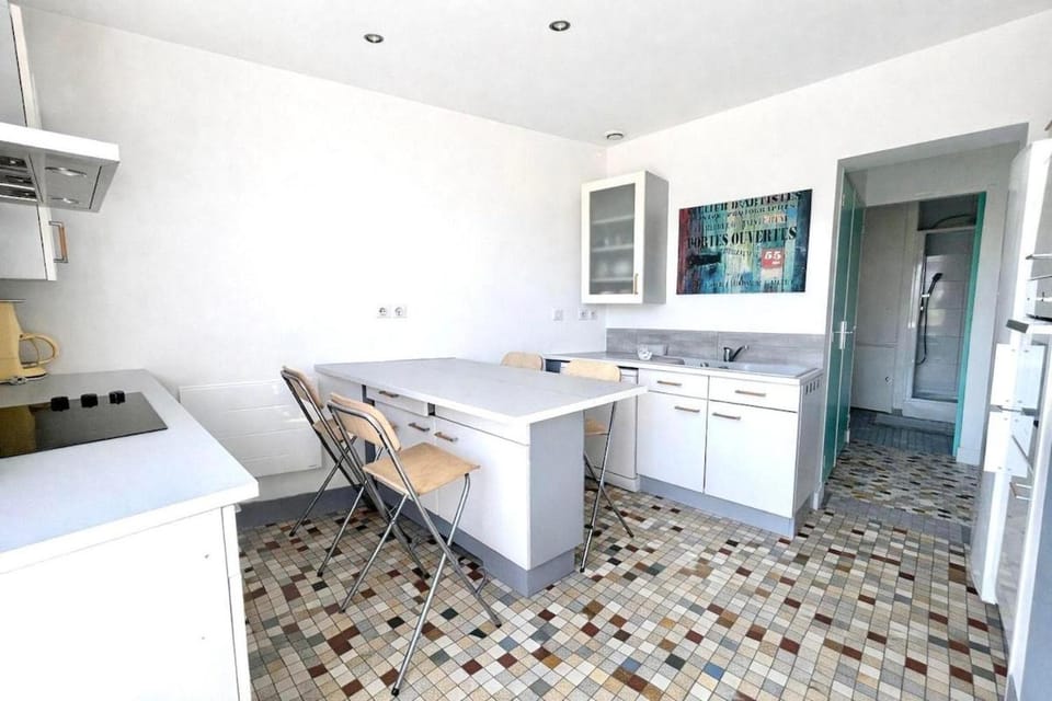 Kitchen or kitchenette, stove, kitchen
