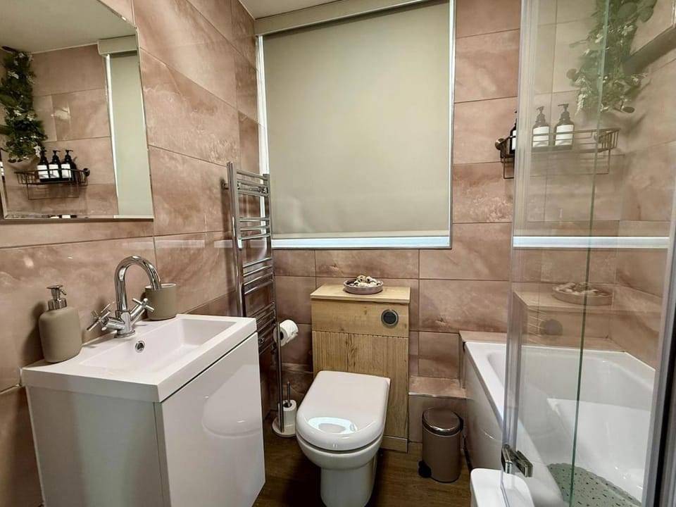 Shower, Toilet, Bathroom, Bath