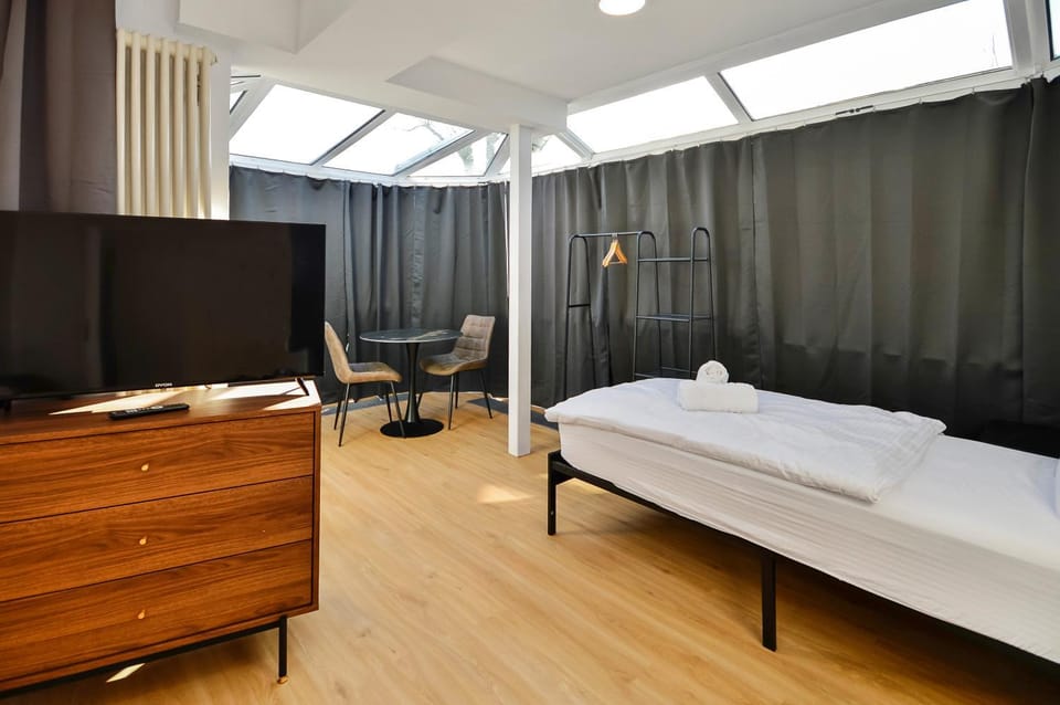 Bed, TV and multimedia, Photo of the whole room, Bedroom