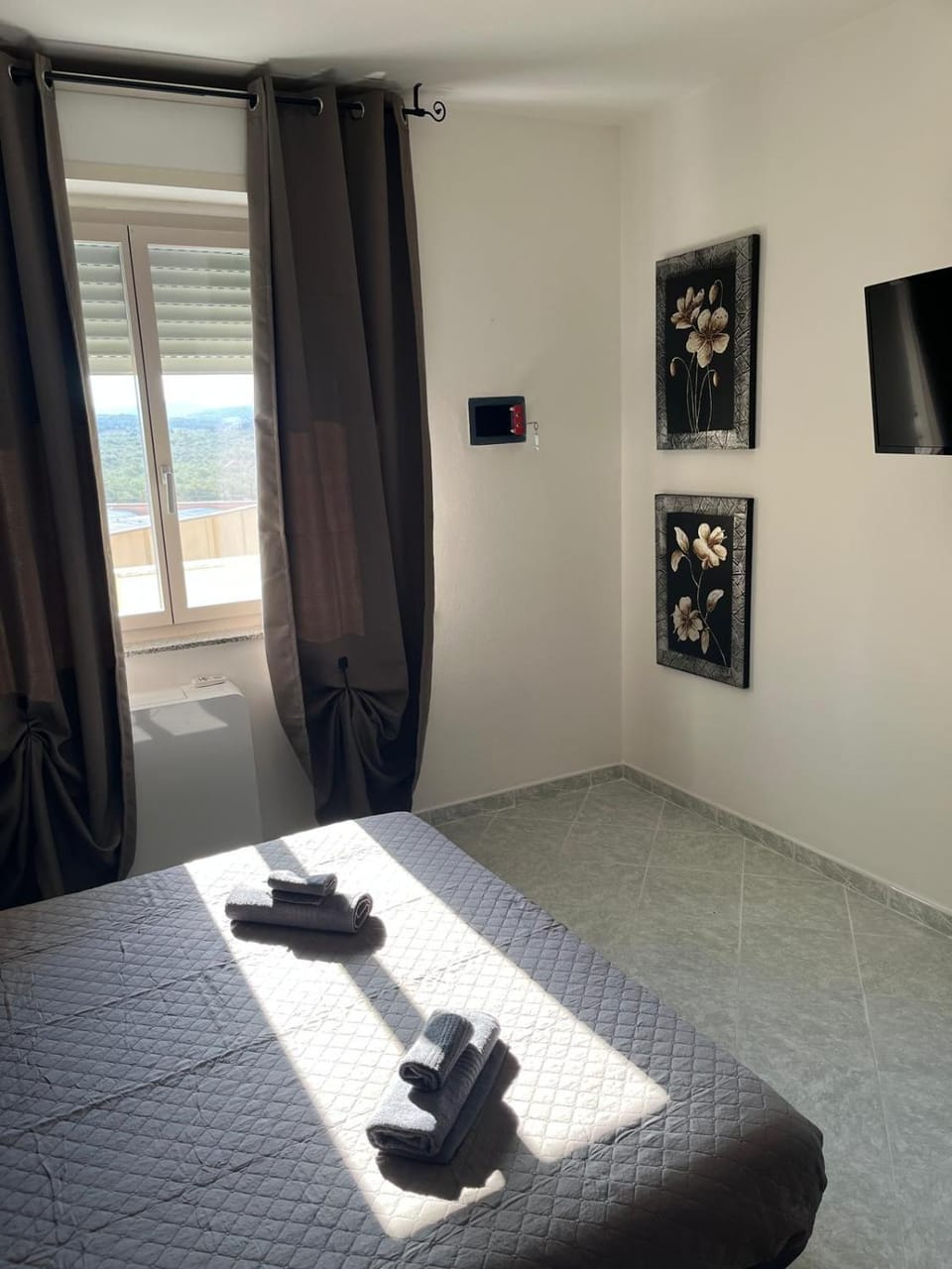 Bed, Bedroom, safe, towels