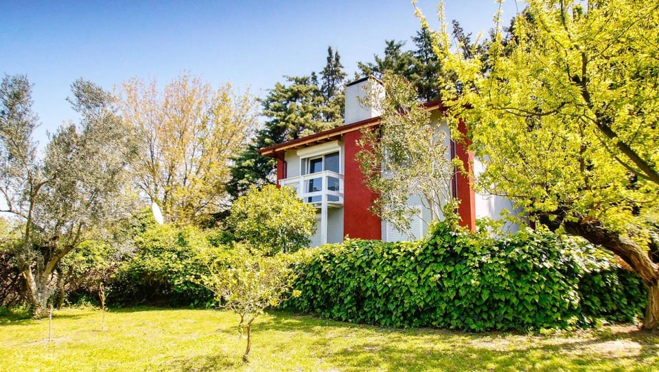 Property building, Facade/entrance, Day, Garden, Garden view