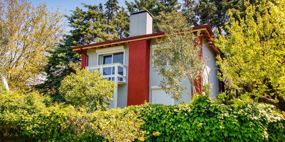 Property building, Facade/entrance, Spring, Day, Garden, Garden view