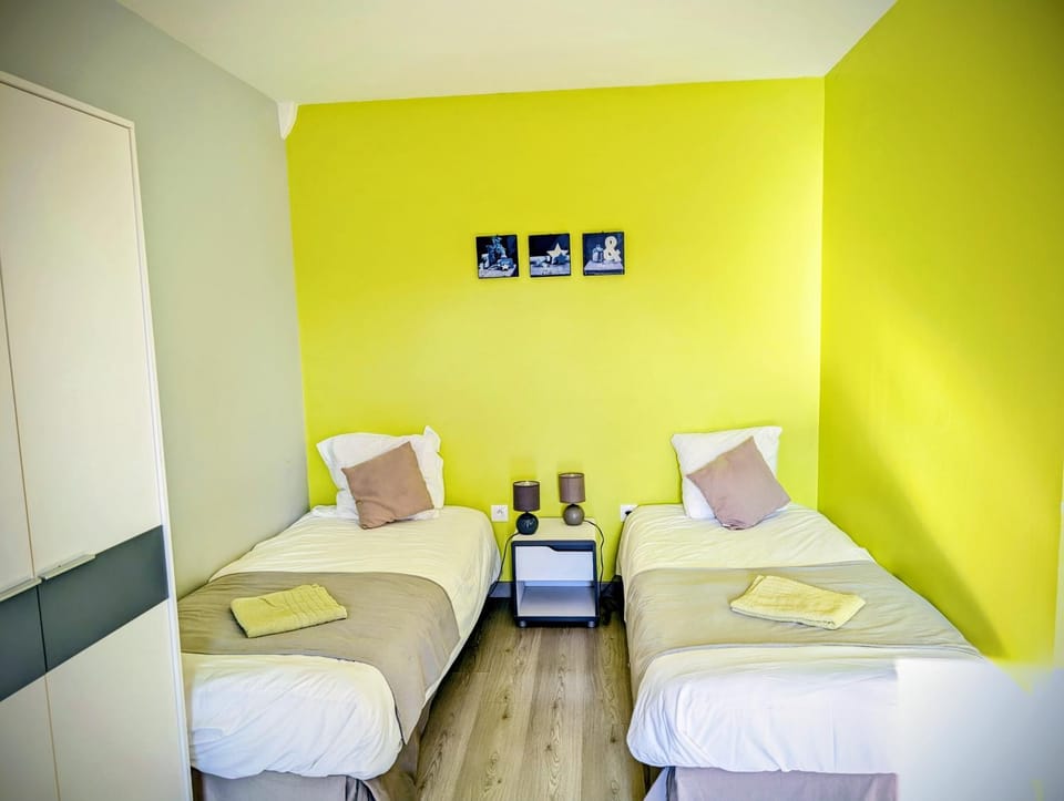 Photo of the whole room, Bedroom