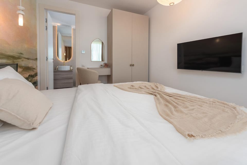 Bed, TV and multimedia, Photo of the whole room, Bedroom, towels