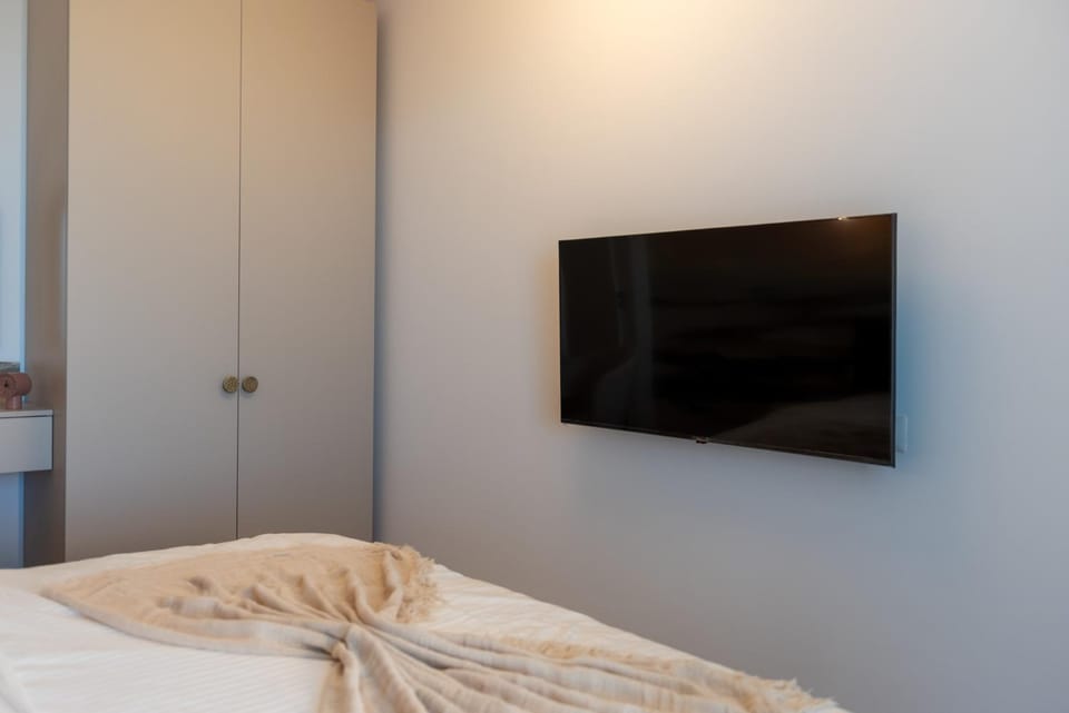 Bed, TV and multimedia, Photo of the whole room, Bedroom